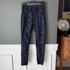 Bevy Flog Shely Camo Drawstring Ankle Pants Size 25 Navy Blue Joggers Stretch